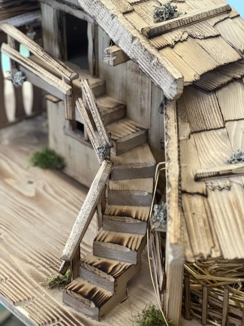 HOLZKRIPPE MIT GROßEM BRUNNEN