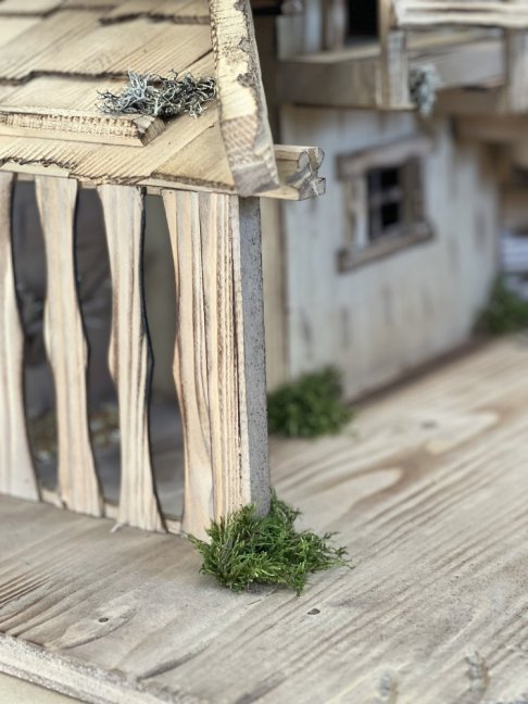HOLZKRIPPE MIT GROßEM BRUNNEN