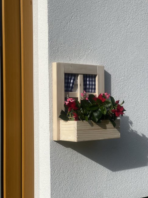 OKÉNKO S TRUHLÍKEM - Barva: ČERVENÁ LÁTKA