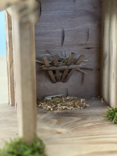 HOLZKRIPPE MIT GROßEM BRUNNEN