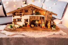 WEIHNACHTSKRIPPE AUS HOLZ