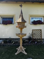 Vogelfutter mit Blumenkästen auf dem Ständer