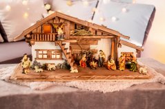 DŘEVĚNÝ BETLÉM S PAVLAČÍ