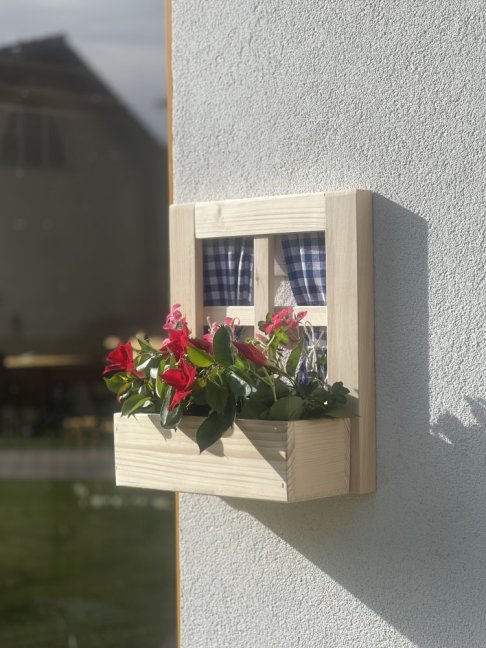 OKÉNKO S TRUHLÍKEM - Barva: ČERVENÁ LÁTKA