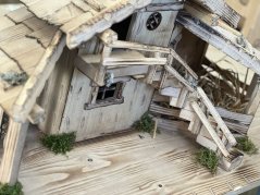 HOLZKRIPPE MIT GROßEM BRUNNEN