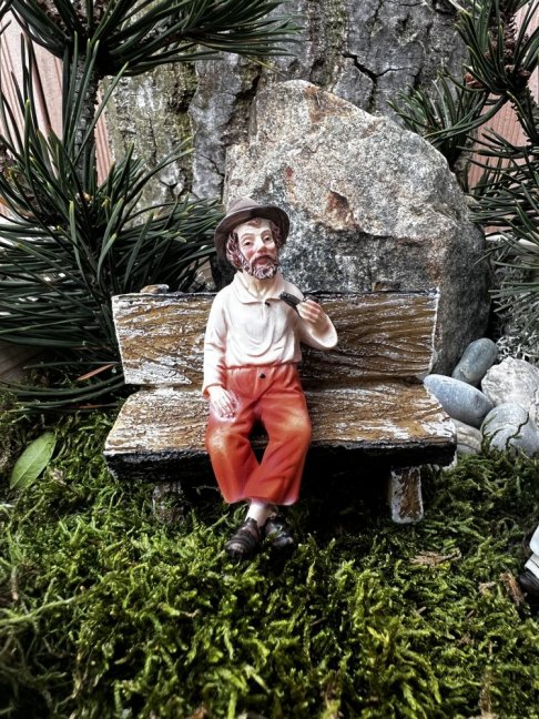SEDÍCÍ DĚDEČEK