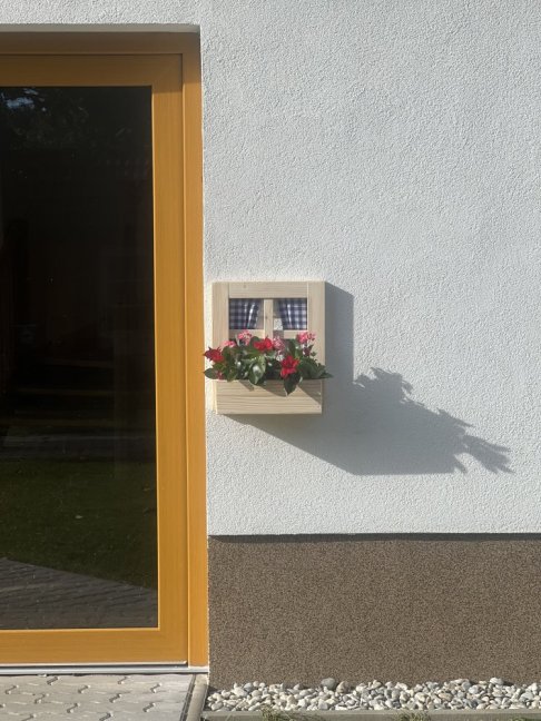 OKÉNKO S TRUHLÍKEM - Barva: ČERVENÁ LÁTKA